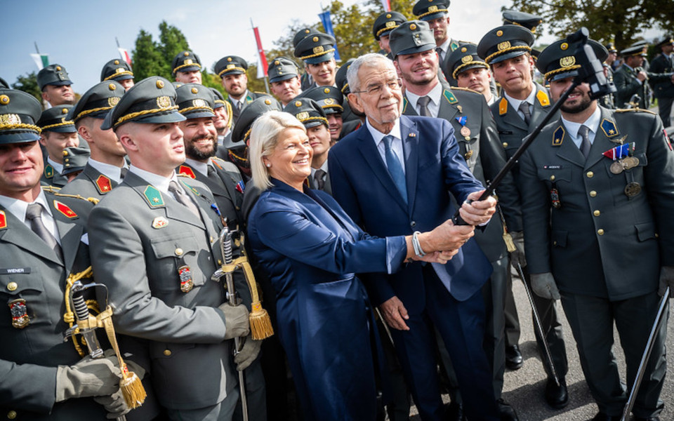 Bundespräsident und Bundesministerin für Landesverteidigung bei einem Selfie mit den ausmusternden Offizieren