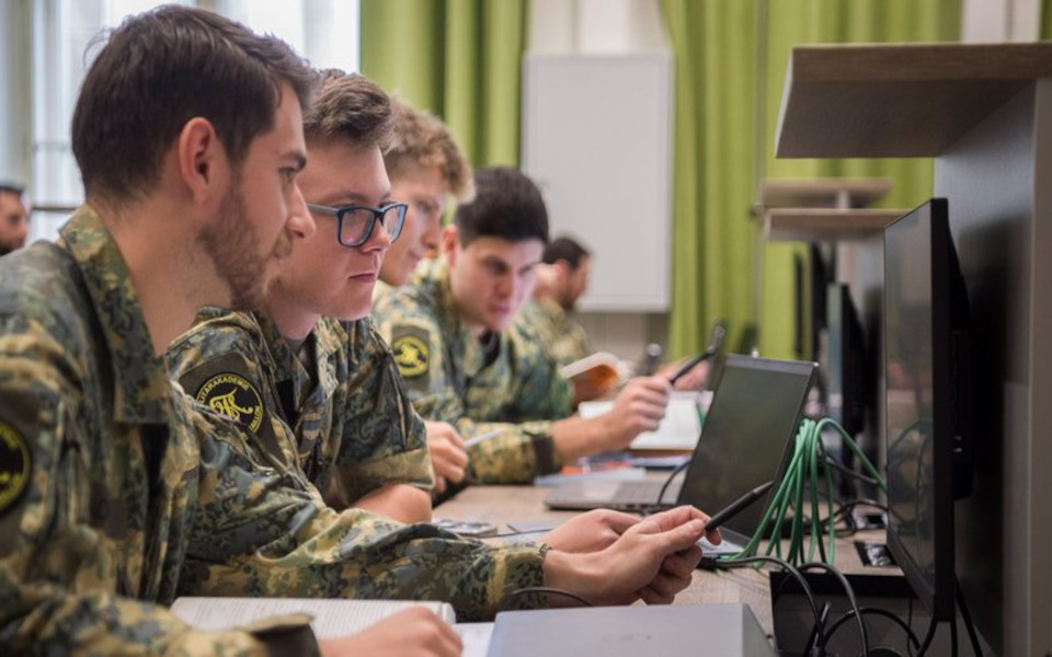Studierende beim Lernen im Hörsaal